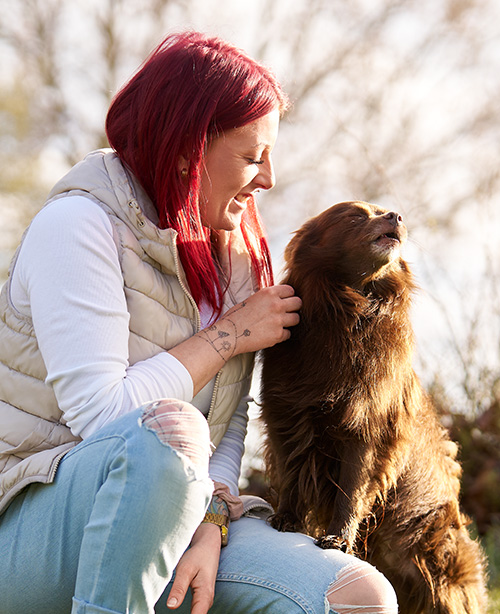 Pflegekraft genießt ihre Freizeit mit ihrem Hund